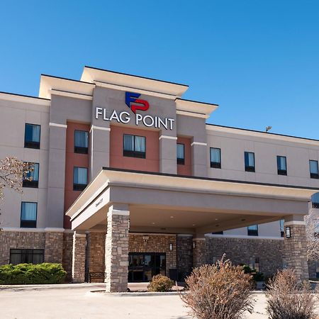 Flag Point Inn And Suites Pratt By Fairbridge Exterior foto