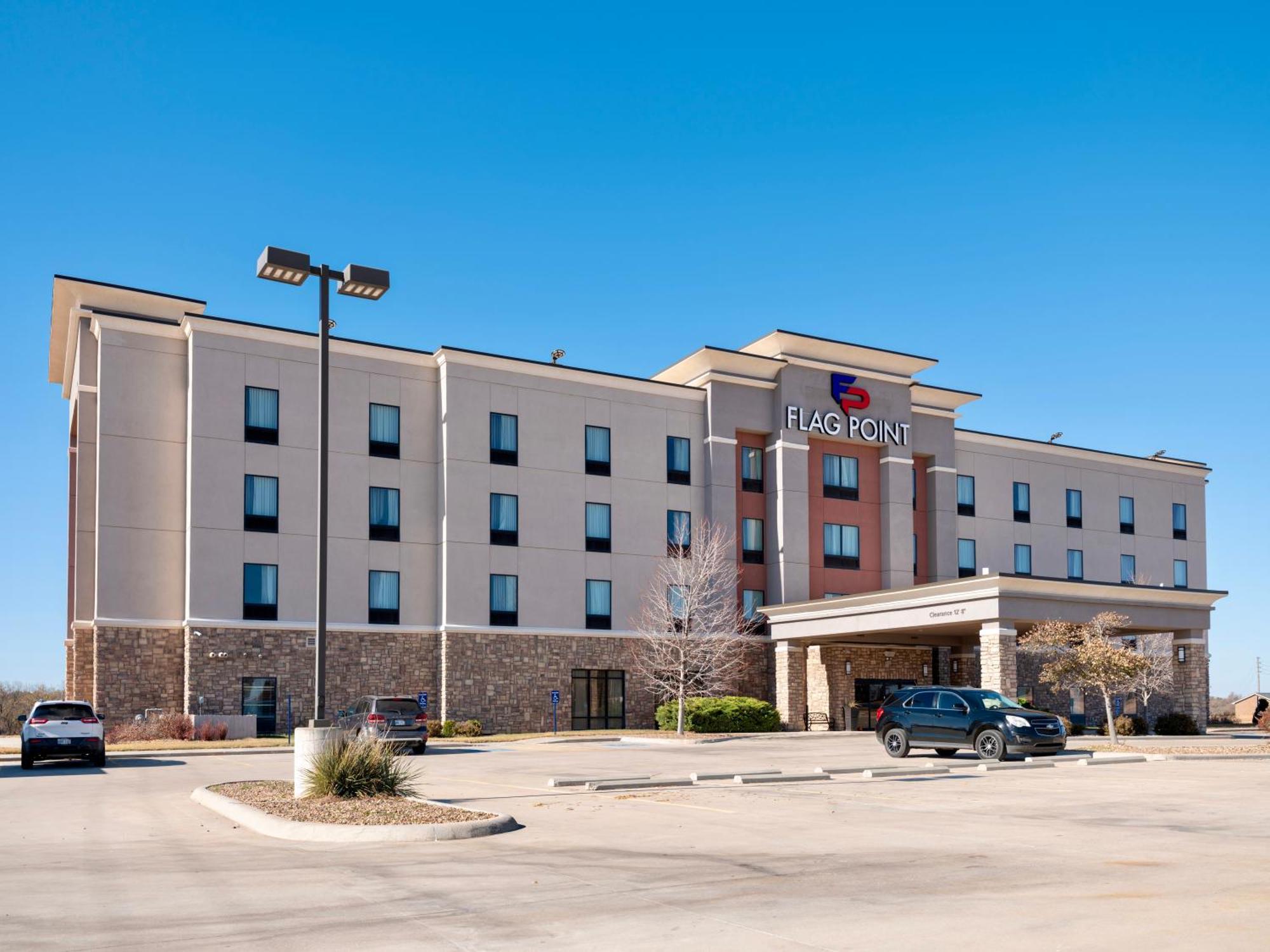 Flag Point Inn And Suites Pratt By Fairbridge Exterior foto