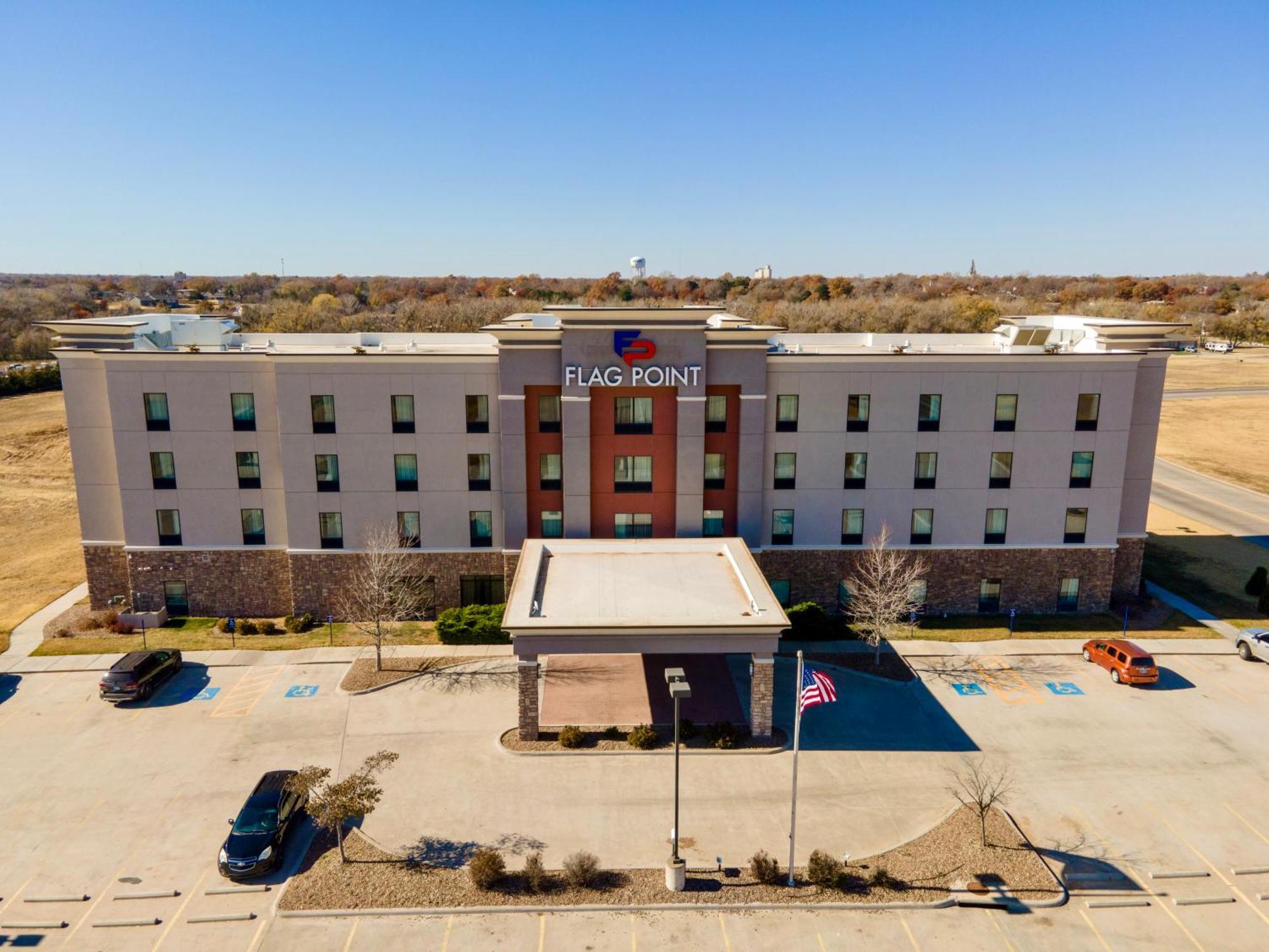 Flag Point Inn And Suites Pratt By Fairbridge Exterior foto