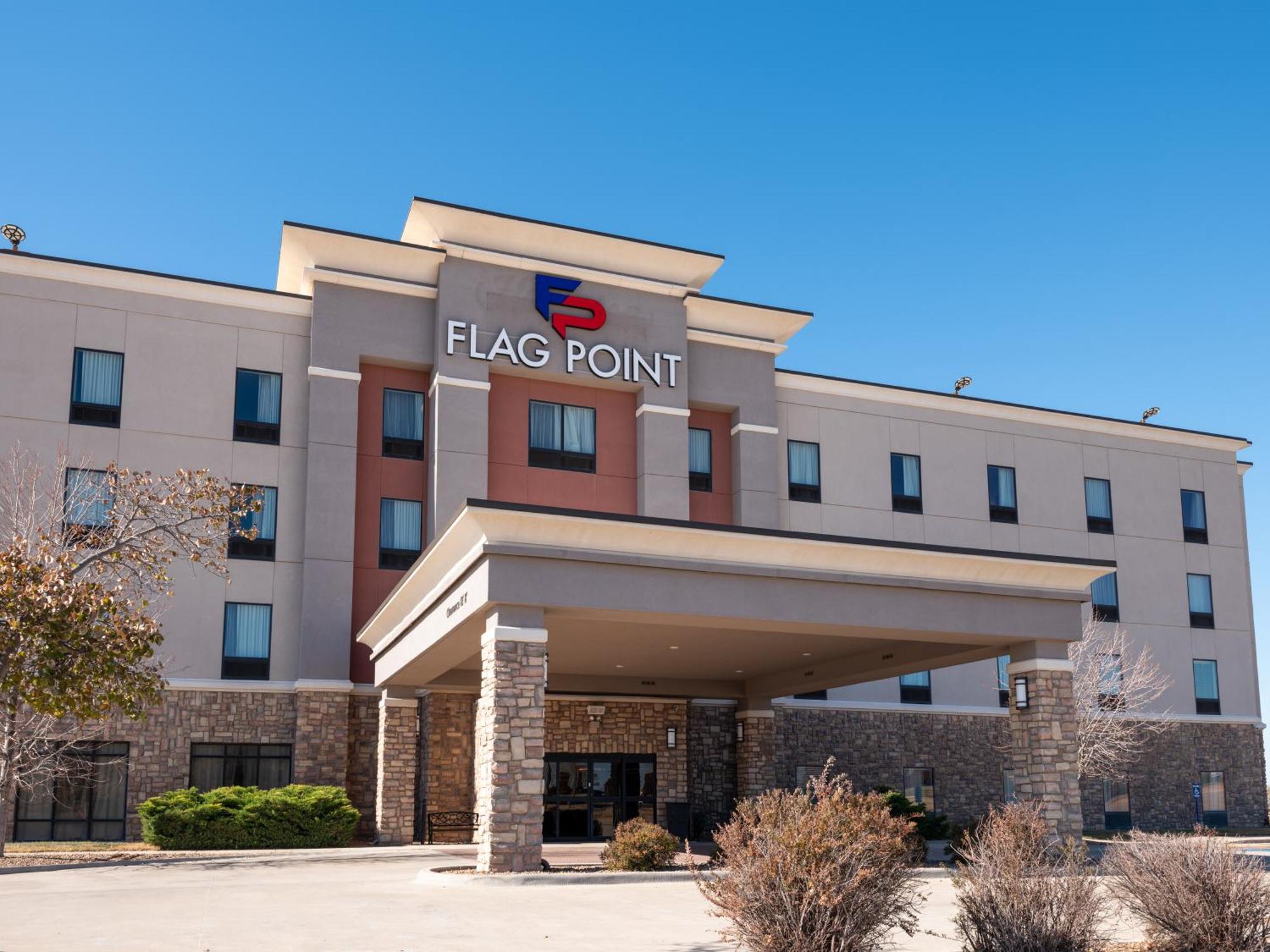 Flag Point Inn And Suites Pratt By Fairbridge Exterior foto